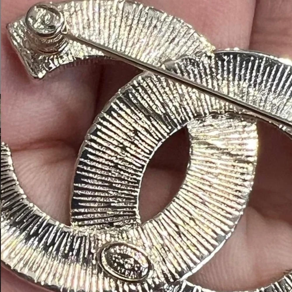 Super Rare Brand New Classic Chanel CC Crystal Embellished Gold Pin Brooch - Picture 4 of 4